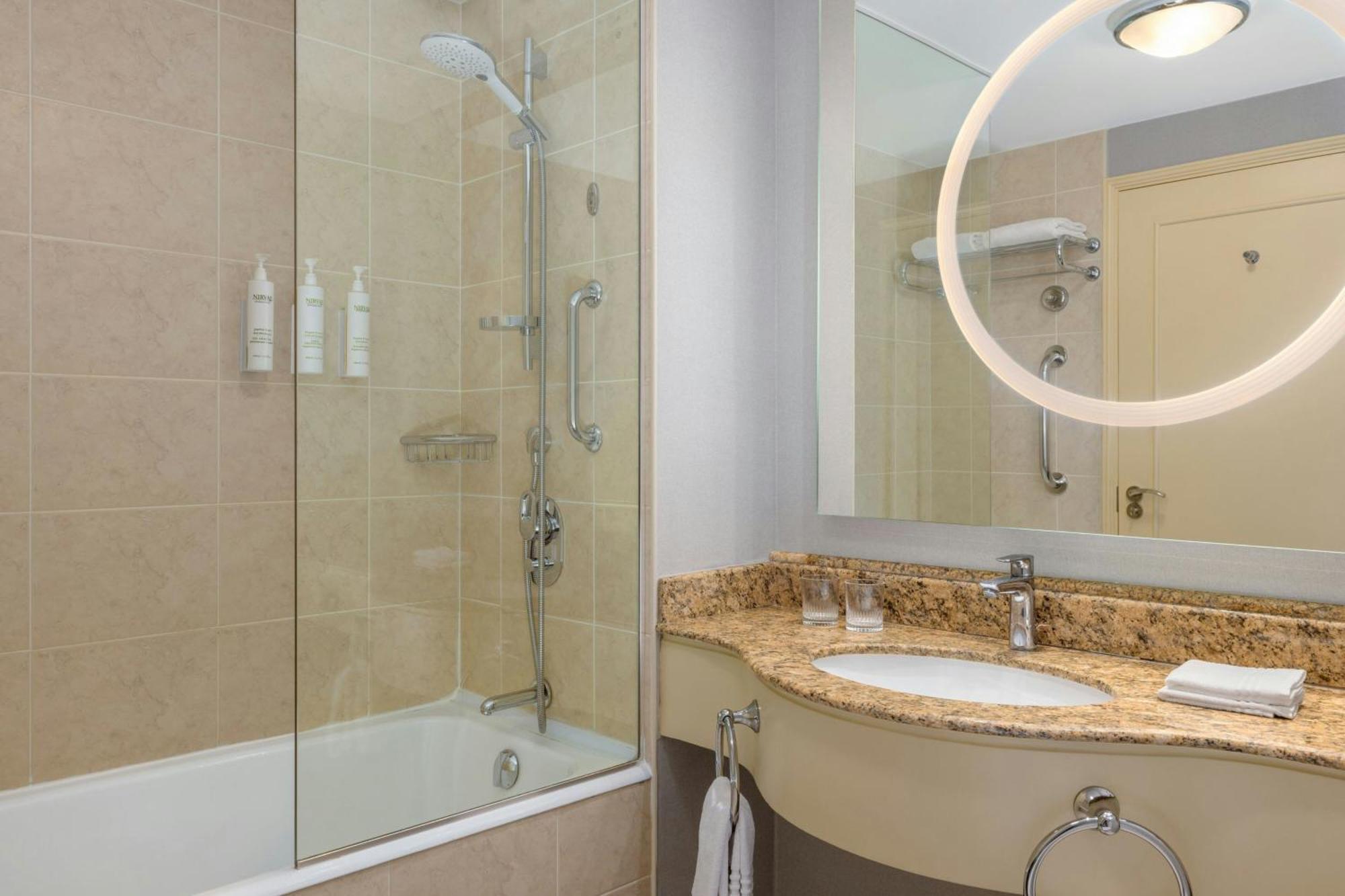 Courtyard By Marriott Tbilisi Hotel Kültér fotó